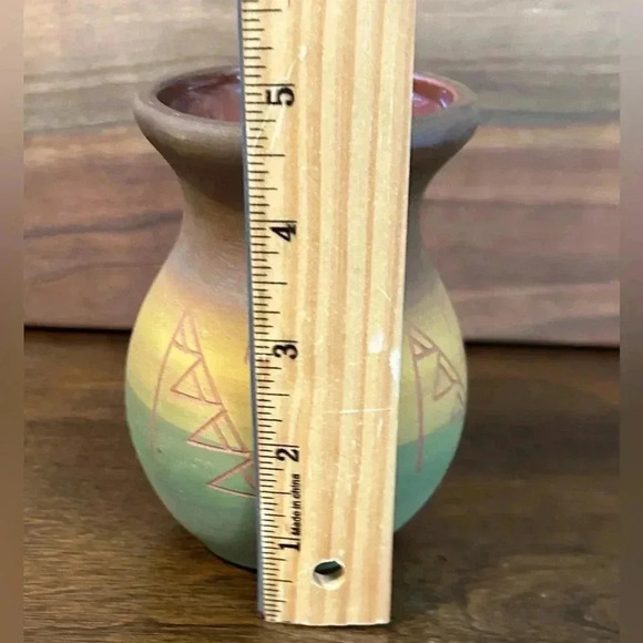 Vintage Sioux Indians Signed Pottery Vase Flat Bottom Sioux Indian Label EUC - Picture 8 of 8